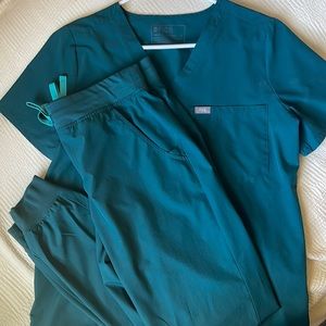 Caribbean Blue Figs scrub set. Medium top and Medium tall joggers.